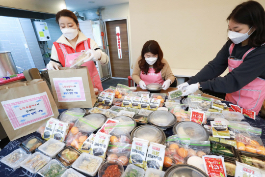 서울 용산구 후암동 중식당 '유원'에서 LG유플러스 임직원들이 독거어르신들에게 전달할 반찬을 담고 있다. LG유플러스 제공